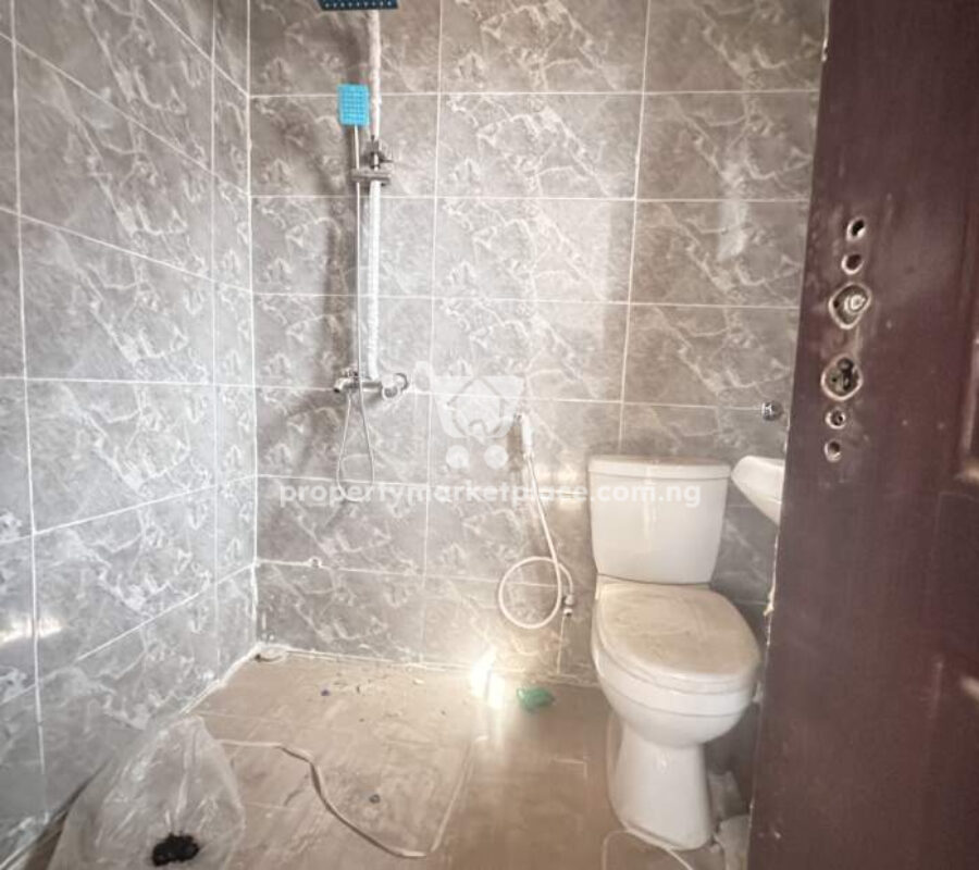 Luxurious 3 bedroom flat in a nice estate with good roads