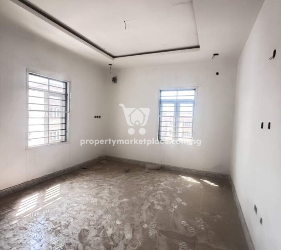 Luxurious 3 bedroom flat in a nice estate with good roads