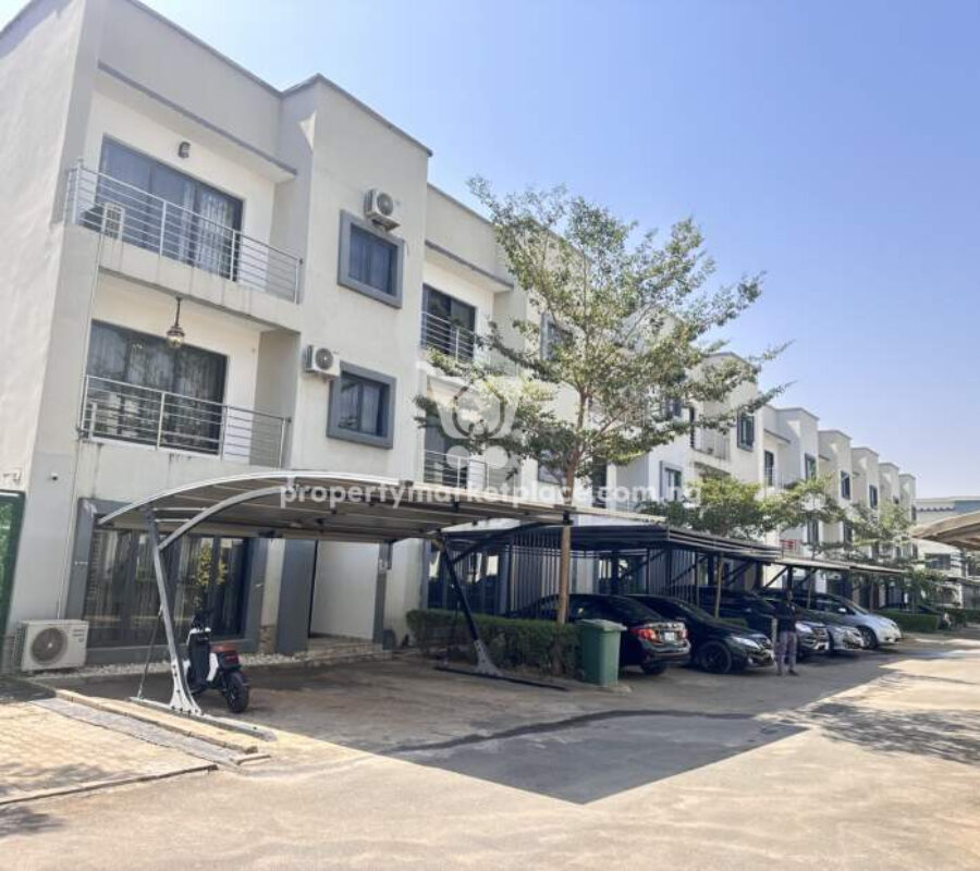 Exquisite 4 bedroom terrace duplex with Bq in an estate