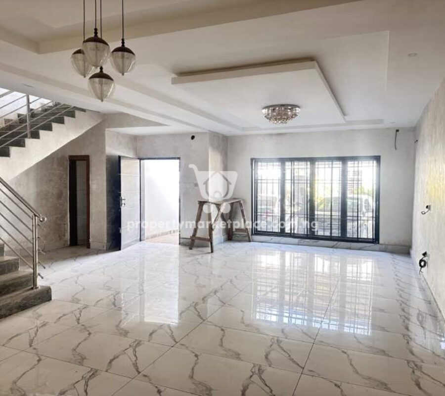 Exquisite 4 bedroom terrace duplex with Bq in an estate
