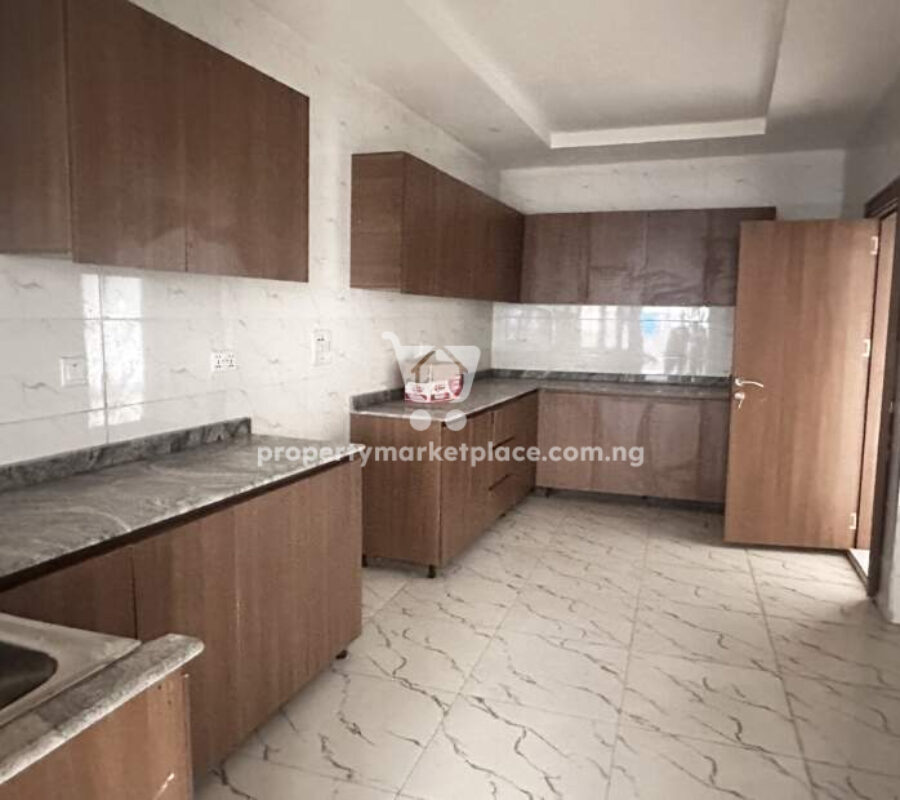 Exquisite 4 bedroom terrace duplex with Bq in an estate