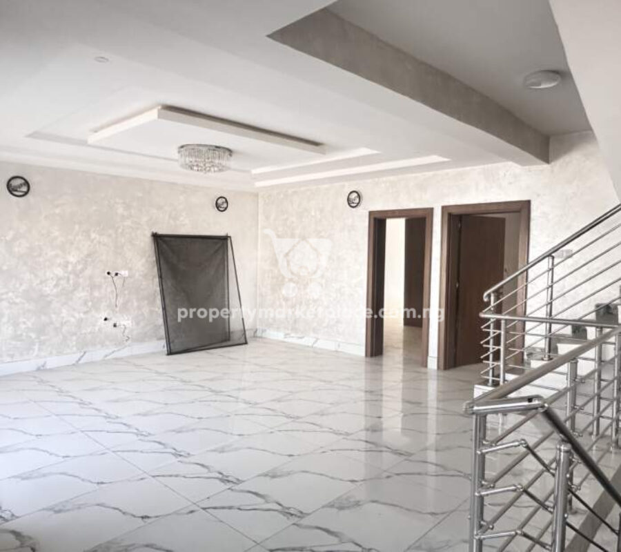 Exquisite 4 bedroom terrace duplex with Bq in an estate