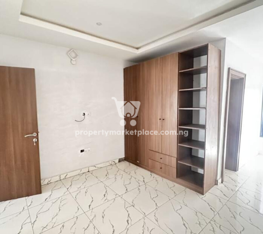 Exquisite 4 bedroom terrace duplex with Bq in an estate