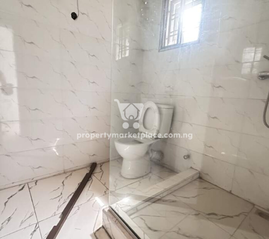 Exquisite 4 bedroom terrace duplex with Bq in an estate