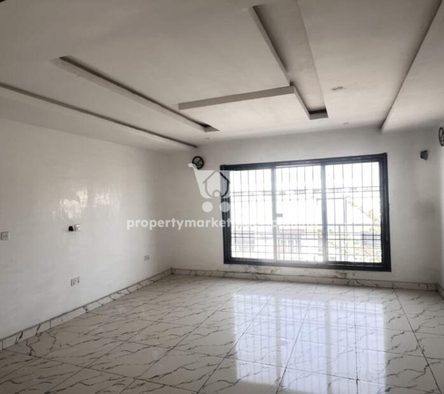 Exquisite 4 bedroom terrace duplex with Bq in an estate