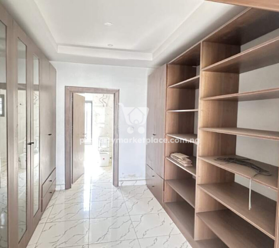 Exquisite 4 bedroom terrace duplex with Bq in an estate