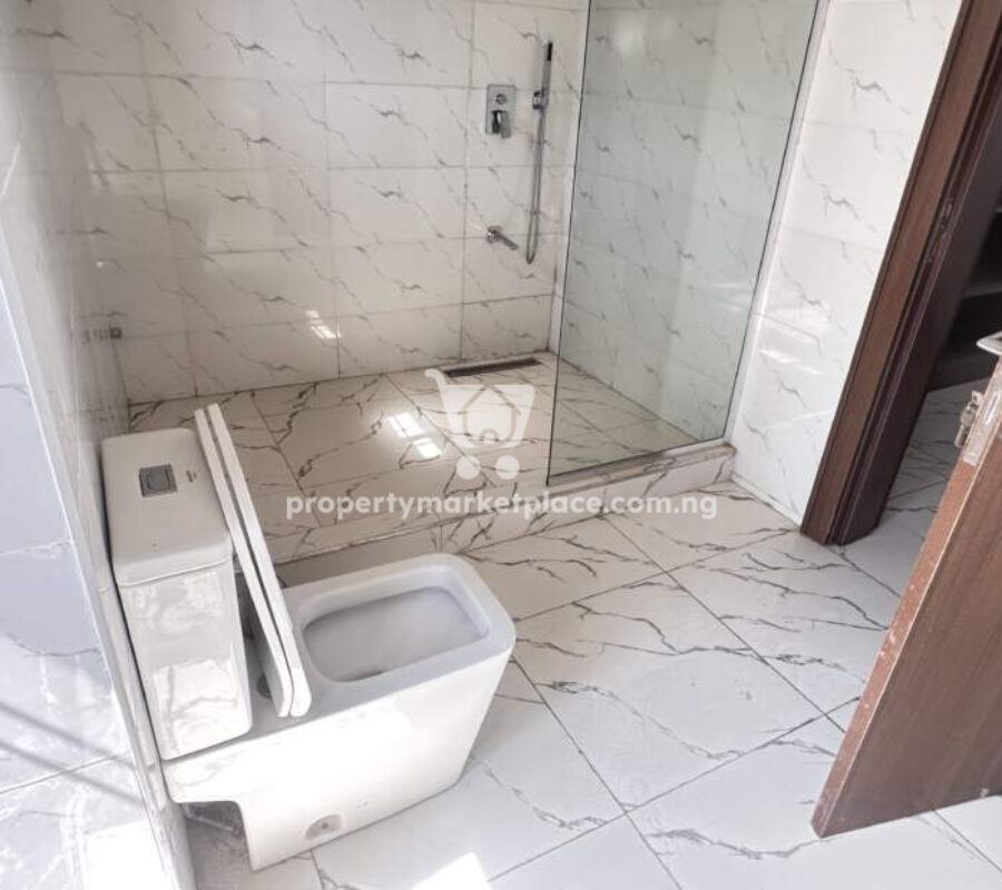 Exquisite 4 bedroom terrace duplex with Bq in an estate