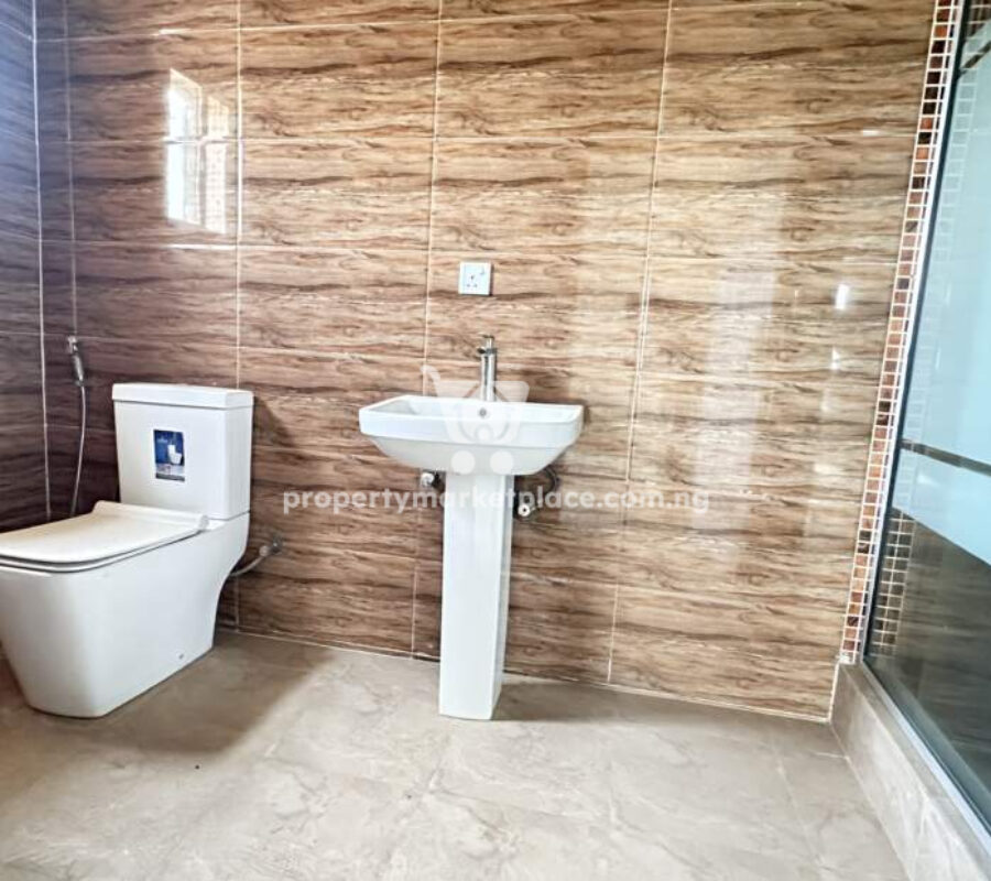 Solidly built & luxurious 3 bedroom flat