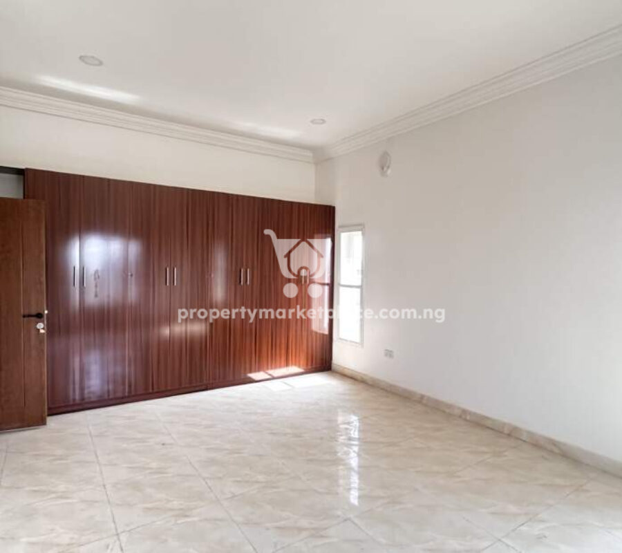 Solidly built & luxurious 3 bedroom flat