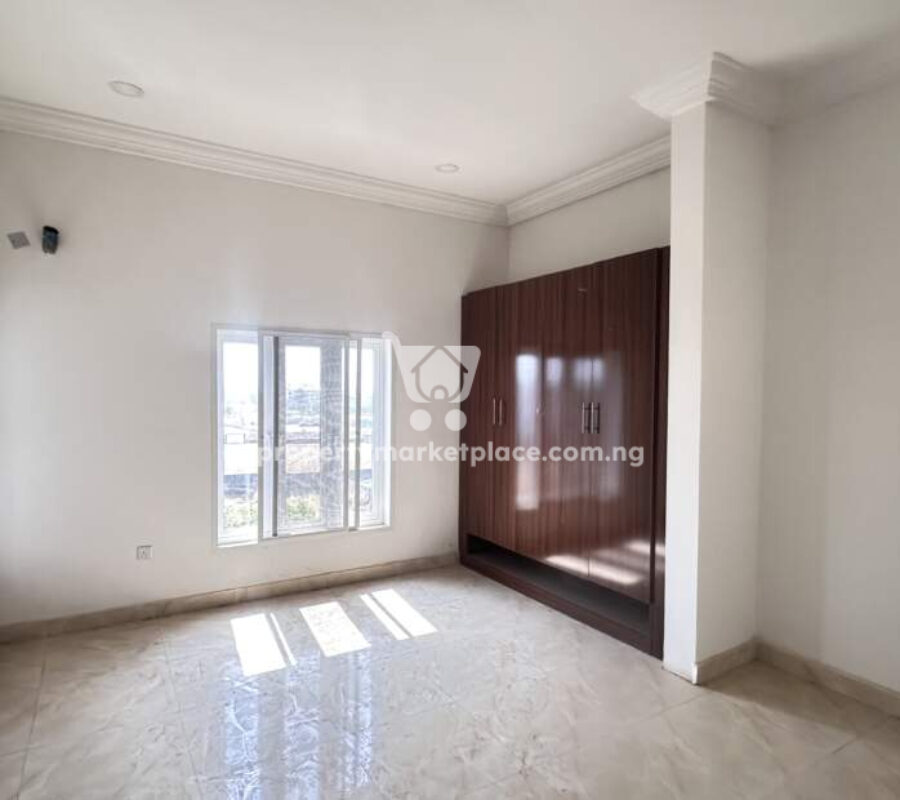 Solidly built & luxurious 3 bedroom flat