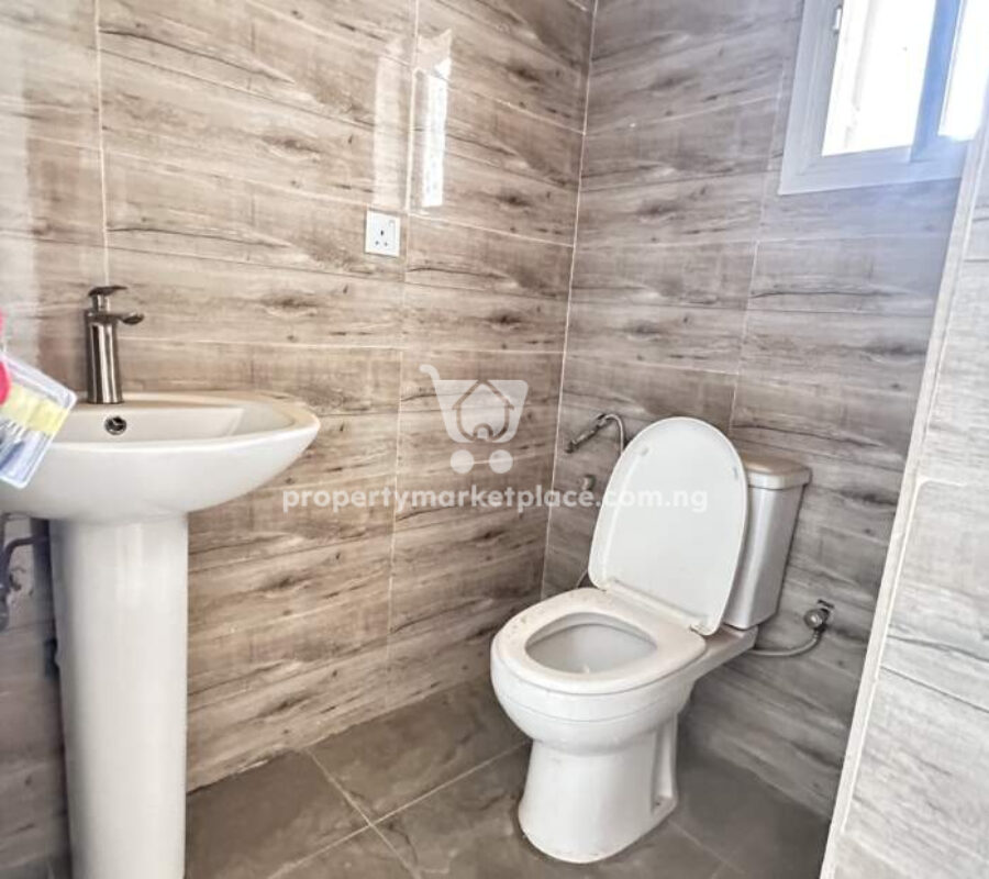 Solidly built & luxurious 3 bedroom flat