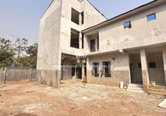 Spacious 3 bedroom flat in a nice area with tarred roads