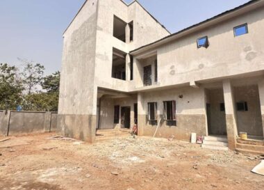 Spacious 3 bedroom flat in a nice area with tarred roads