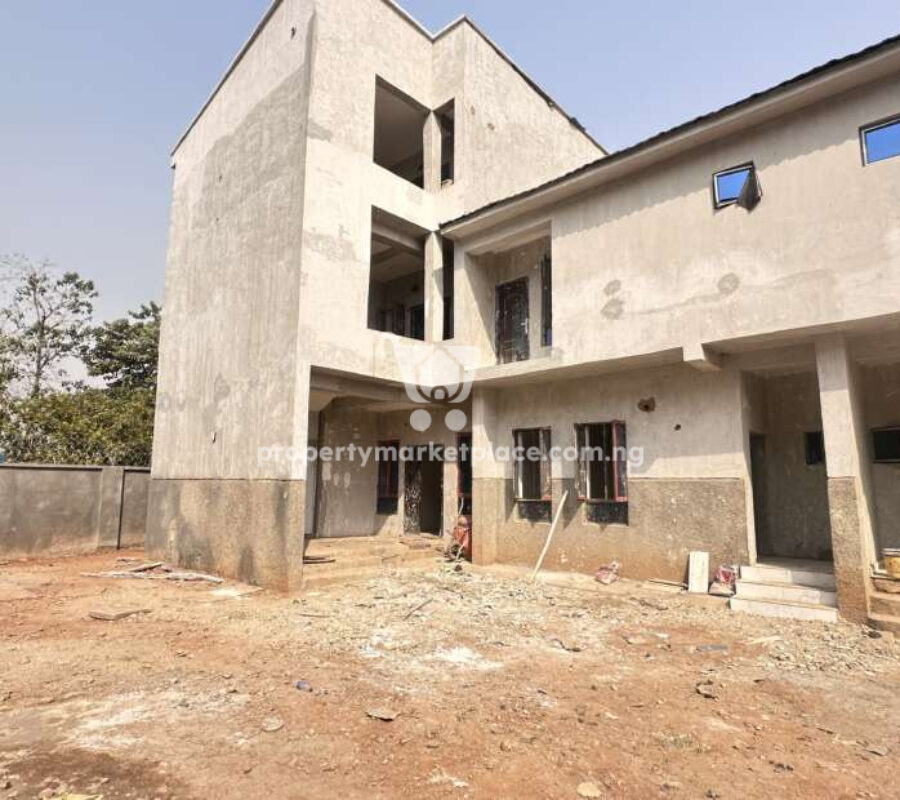Spacious 3 bedroom flat in a nice area with tarred roads
