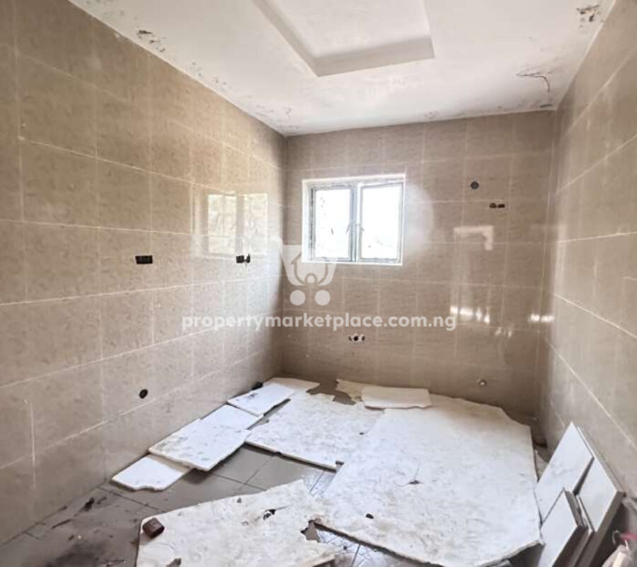 Spacious 3 bedroom flat in a nice area with tarred roads