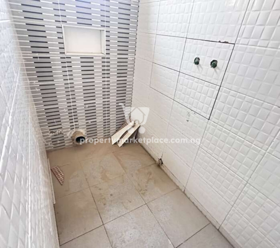 Spacious 3 bedroom flat in a nice area with tarred roads