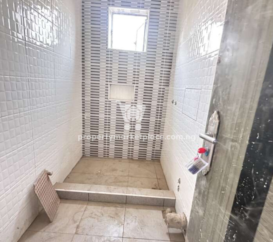 Spacious 3 bedroom flat in a nice area with tarred roads