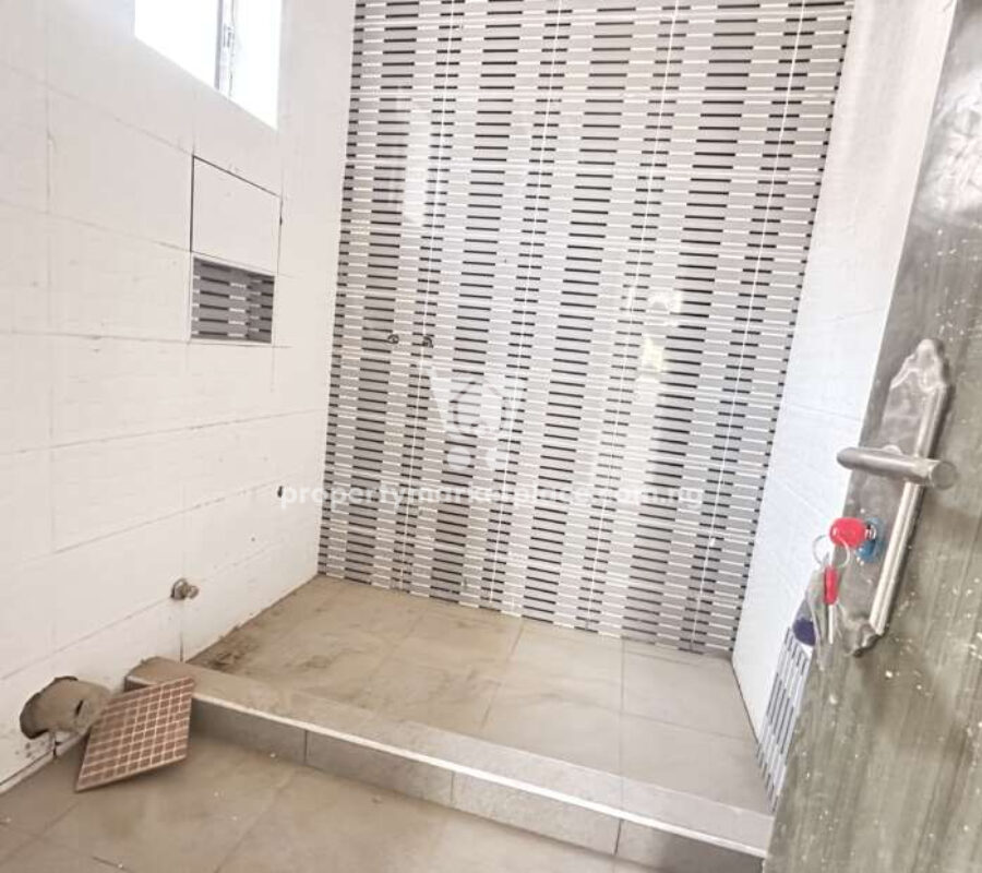 Spacious 3 bedroom flat in a nice area with tarred roads