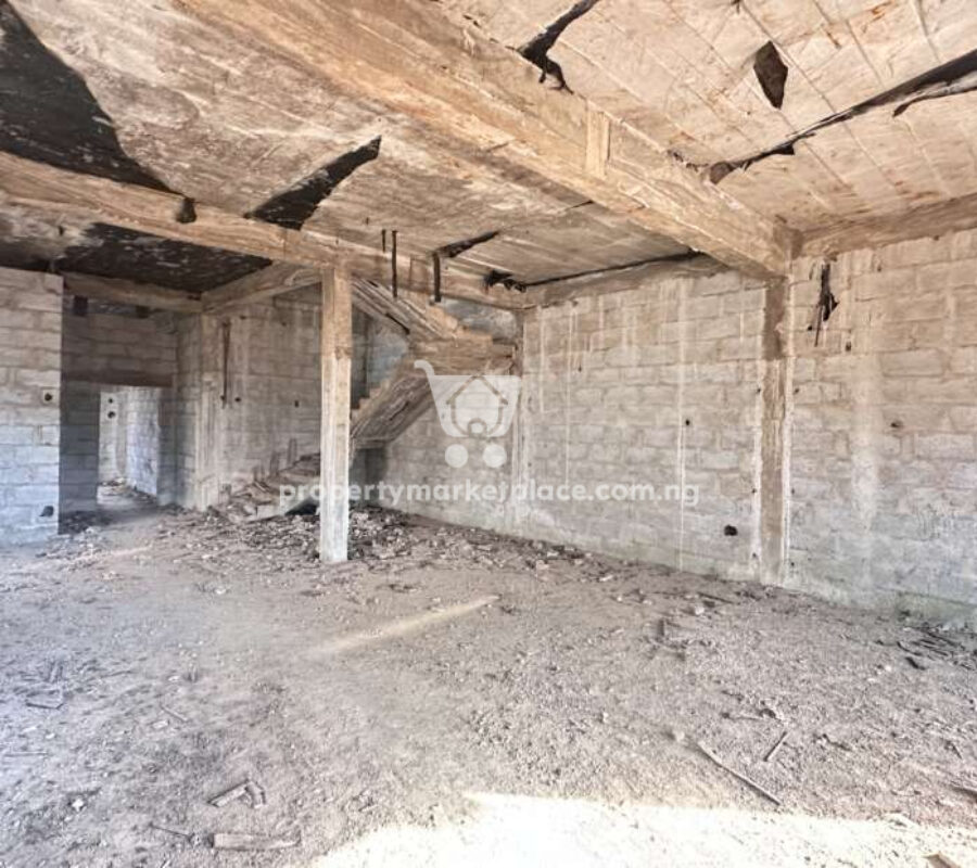 Massive 4 bedroom terrace duplex with Bq