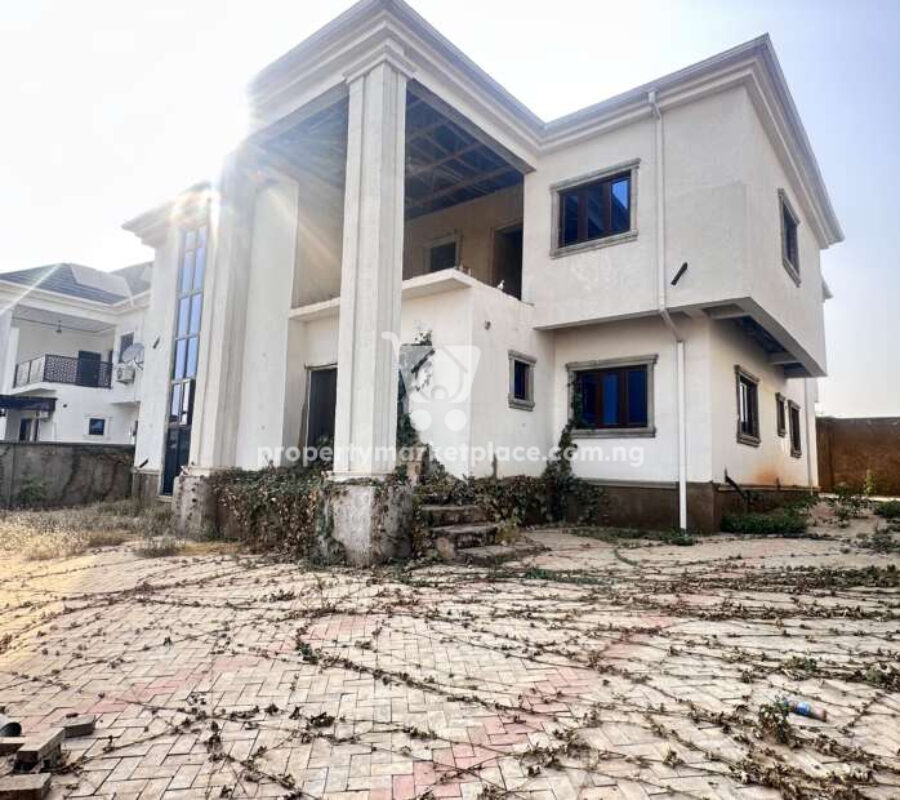 Massive 4 bedroom detached duplex in a secured estate