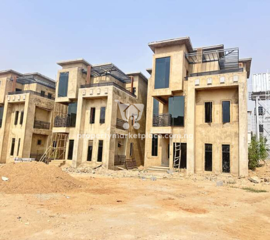 Luxurious 4 bedroom detached duplex with Bq