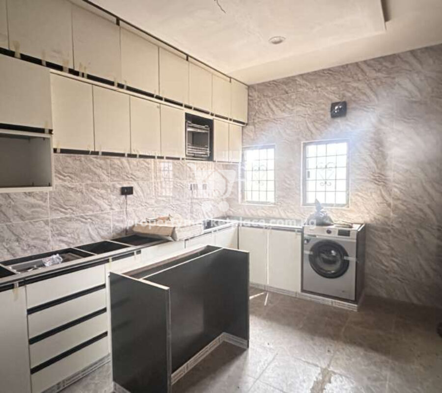 Luxurious 4 bedroom detached duplex with Bq