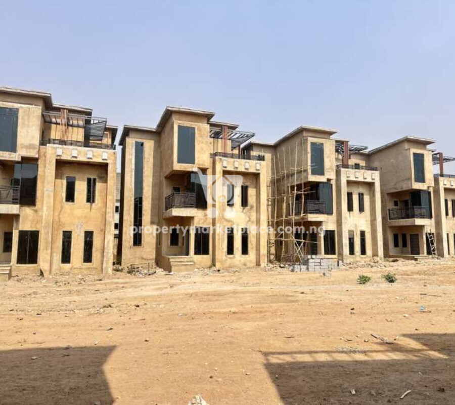 Luxurious 4 bedroom detached duplex with Bq