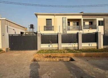 Exquisite 5 bedroom semi-detached duplex with 2 rooms Bq
