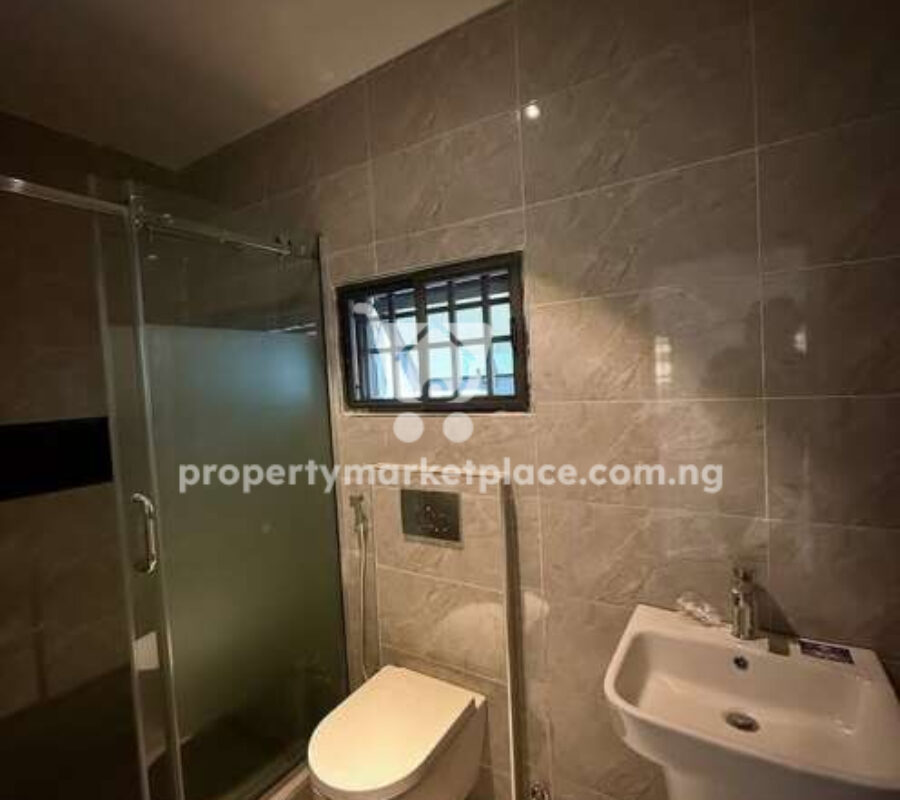 Exquisite 5 bedroom semi-detached duplex with 2 rooms Bq