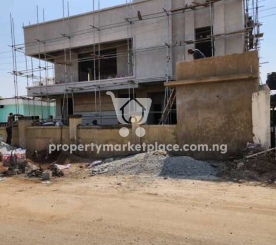 Fully detached 5 bedroom detached duplex in a secure estate