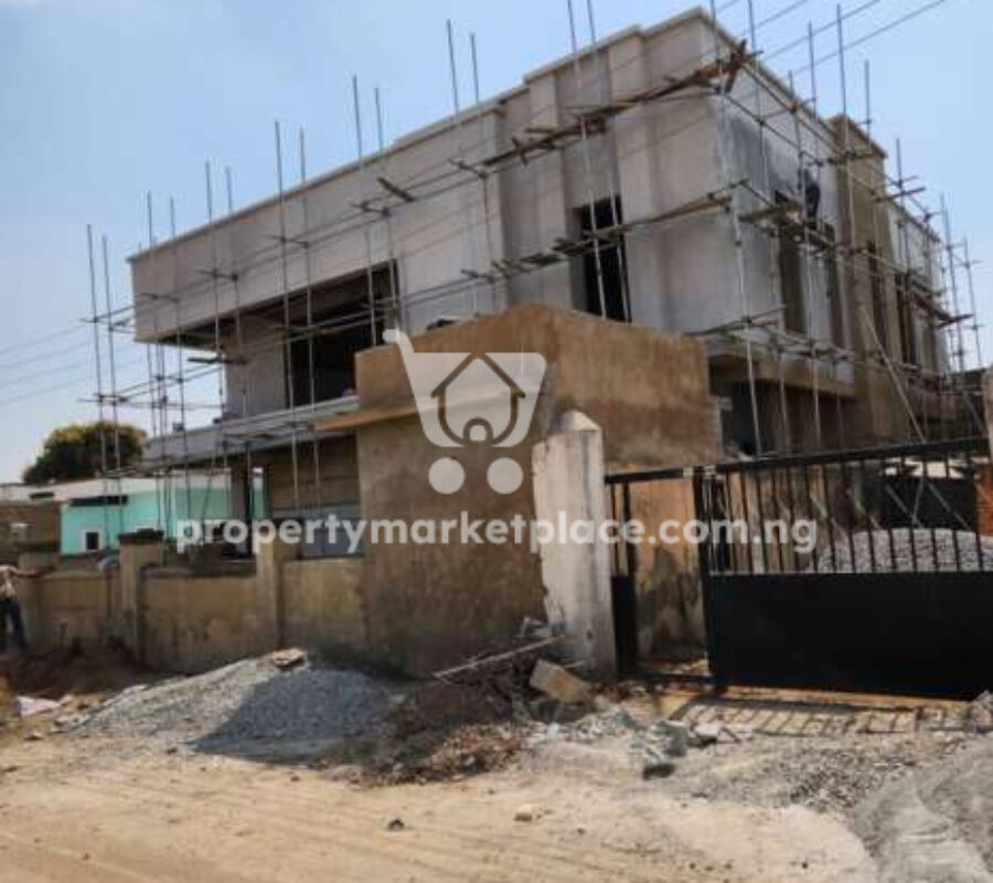 Fully detached 5 bedroom detached duplex in a secure estate