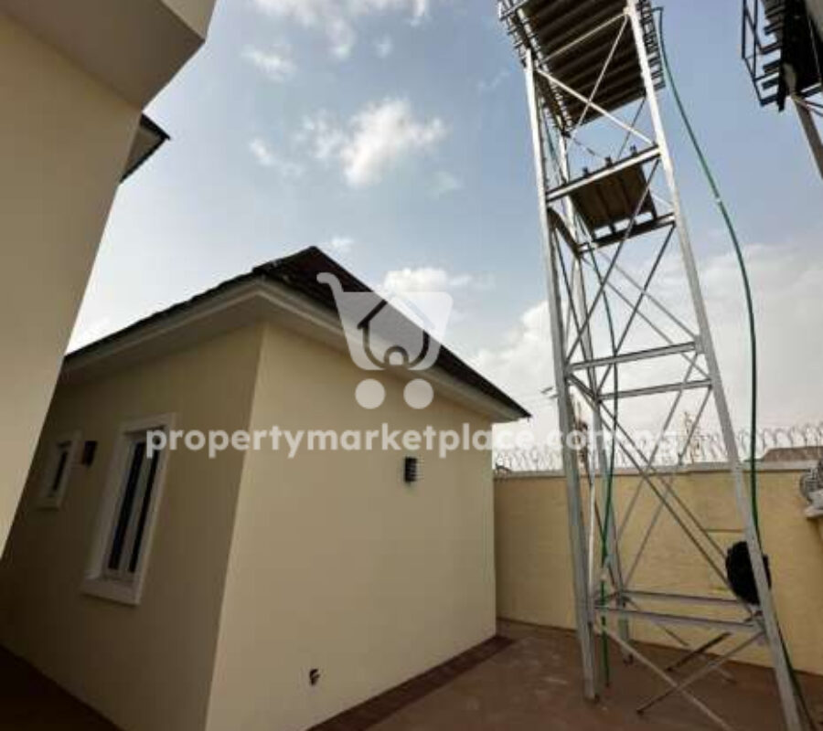 4 bedroom detached duplex with 2 rooms Bq