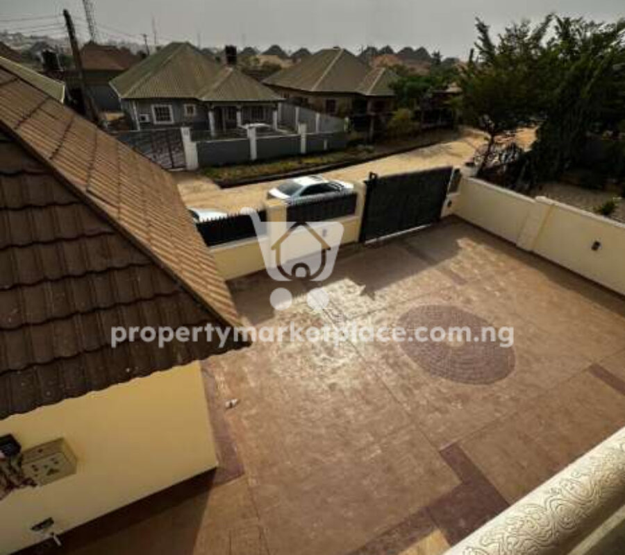 4 bedroom detached duplex with 2 rooms Bq