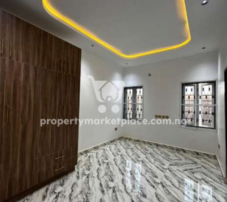 4 bedroom detached duplex with 2 rooms Bq