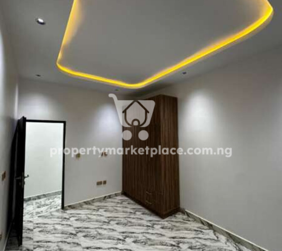 4 bedroom detached duplex with 2 rooms Bq