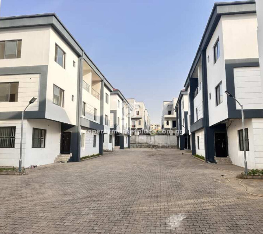 Spacious 5 bedroom semi-detached duplex with a room Bq