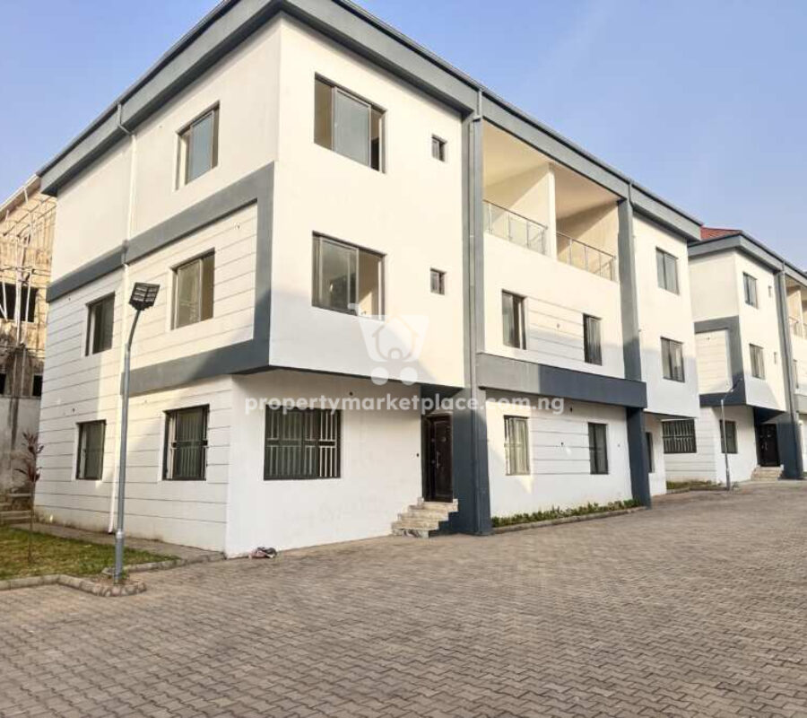 Spacious 5 bedroom semi-detached duplex with a room Bq