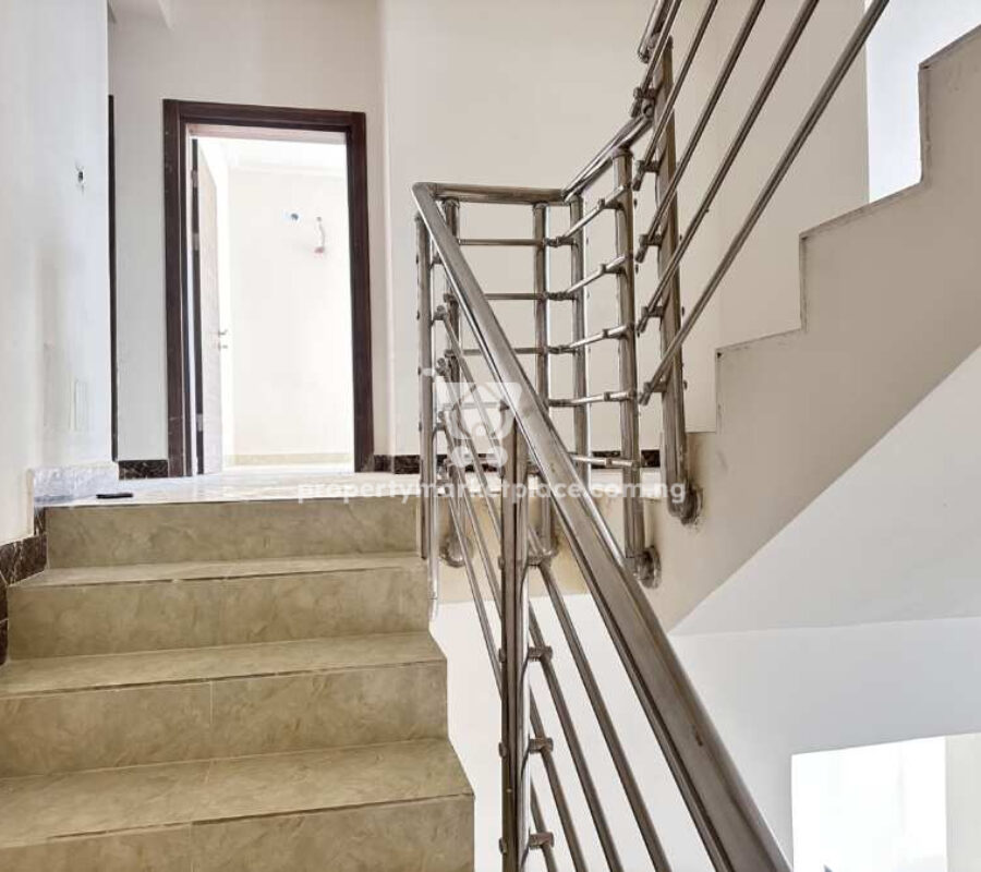 Spacious 5 bedroom semi-detached duplex with a room Bq
