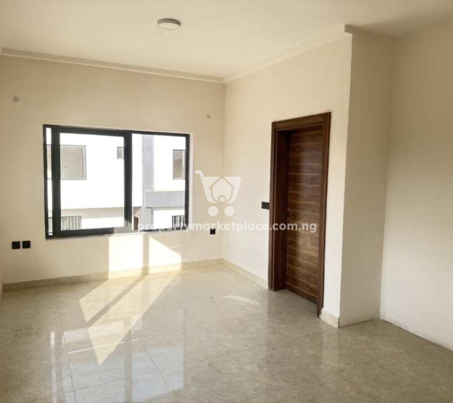 Spacious 5 bedroom semi-detached duplex with a room Bq