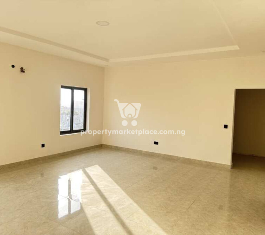 Spacious 5 bedroom semi-detached duplex with a room Bq