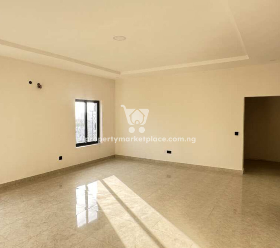 Spacious 5 bedroom semi-detached duplex with a room Bq