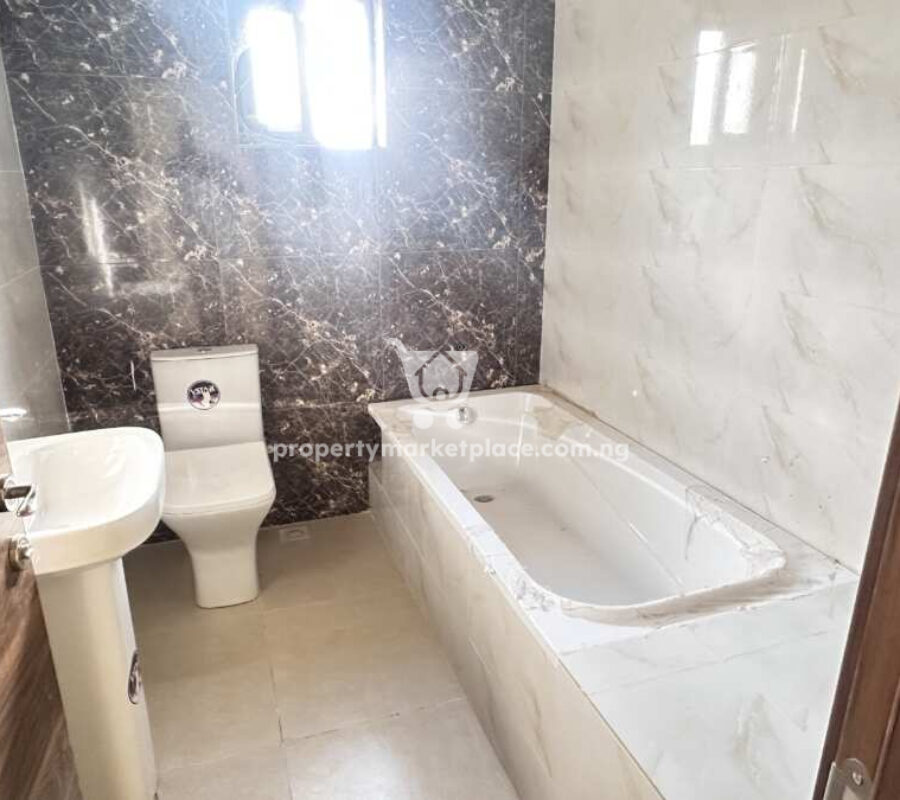 Spacious 5 bedroom semi-detached duplex with a room Bq