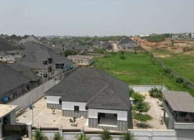 4 bedroom detached duplex with 1 room Bq