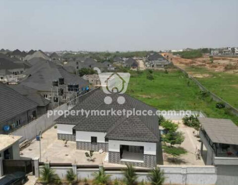 4 bedroom detached duplex with 1 room Bq