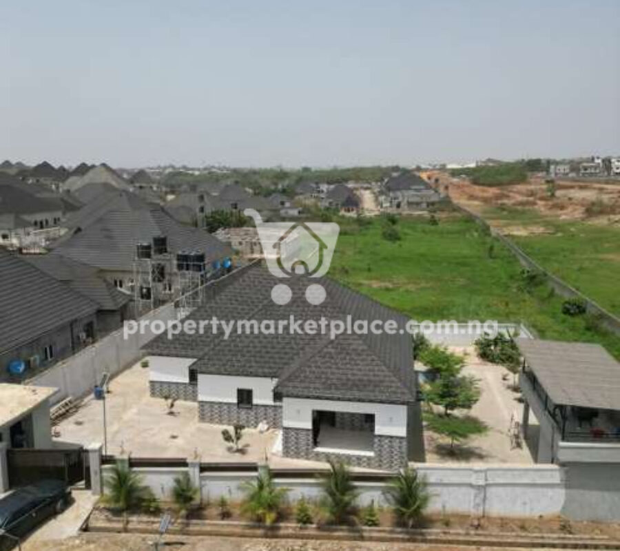 4 bedroom detached duplex with 1 room Bq