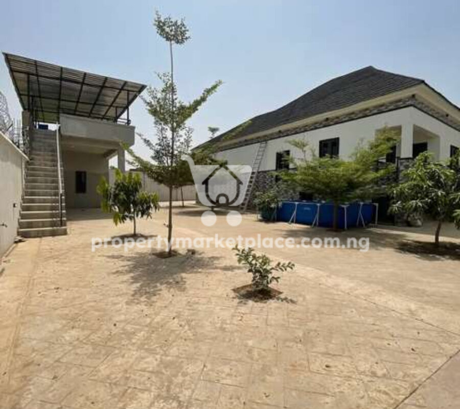 4 bedroom detached duplex with 1 room Bq