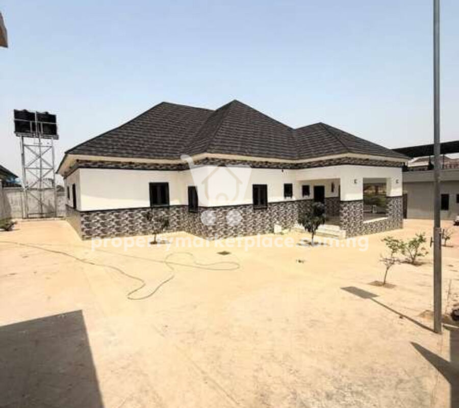 4 bedroom detached duplex with 1 room Bq