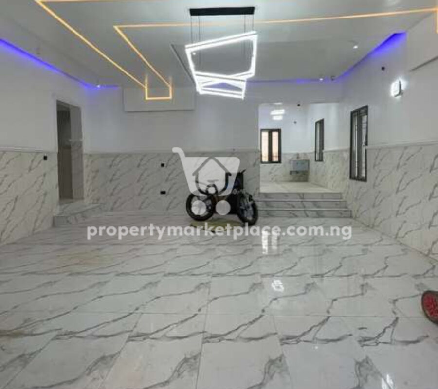 4 bedroom detached duplex with 1 room Bq