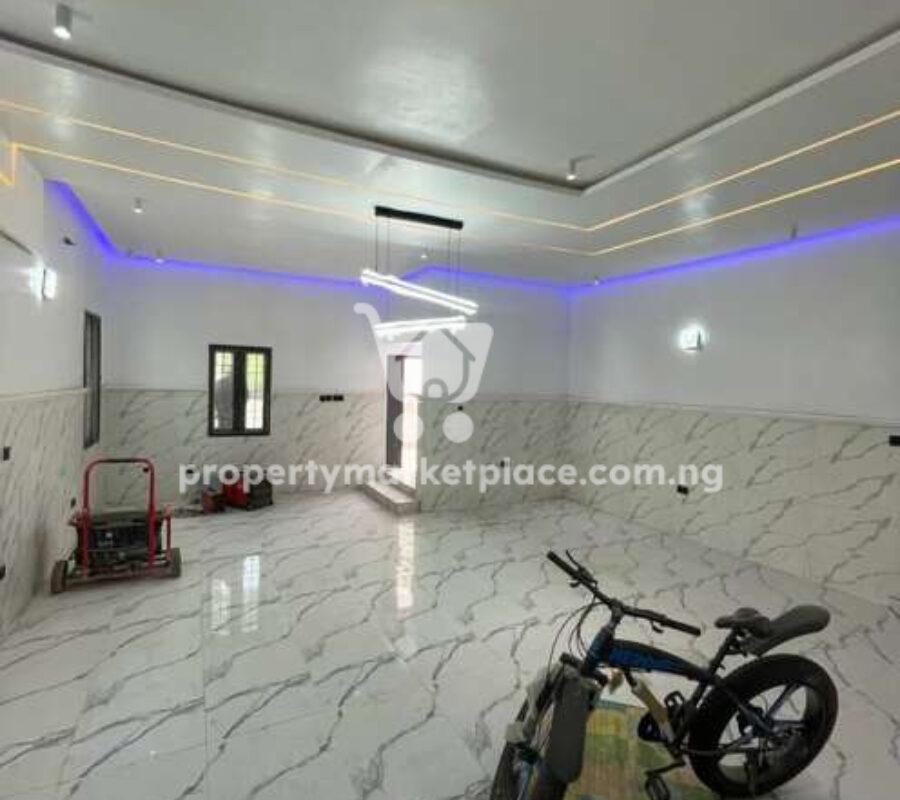 4 bedroom detached duplex with 1 room Bq