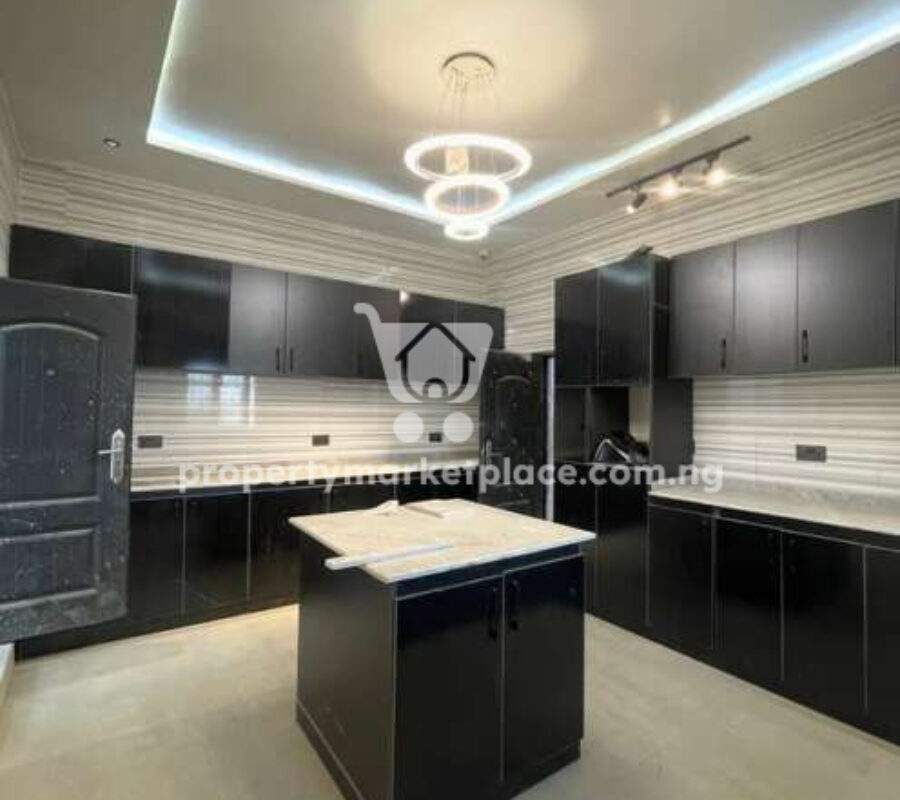 4 bedroom detached duplex with 1 room Bq